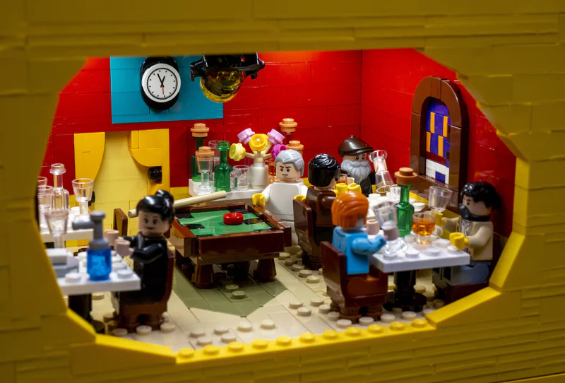 Detail van het LEGO Gele huis: het café in LEGO-steentjes